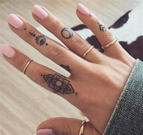 tattoo doigt femme|85 Tatouage doigts: Types, significations et conseils.